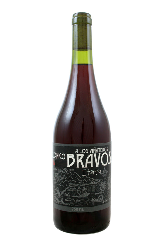 A Los Viñateros Bravos Pais Volcánico, 2019. 3 WORD REVIEW: SLIGHTLY FUNKY, RED FRUITS, ON TREND